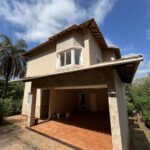 Casa com cinco quartos e vista para o lago no Condomínio Jardins