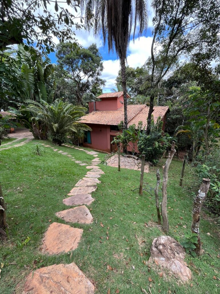 Casa edificada em dois lotes, com fundos para área preservada