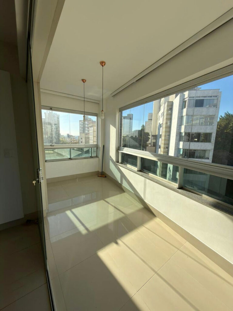 Apartamento de 3 quartos, varanda com vista e 3 vagas para locação no bairro Grajaú