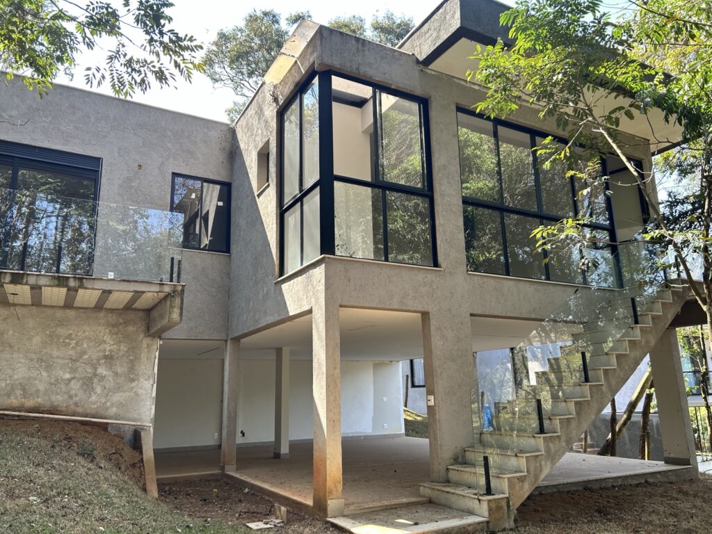 Casa nova, moderna, 3 quartos, 2 salas, vista e bosque aos fundos