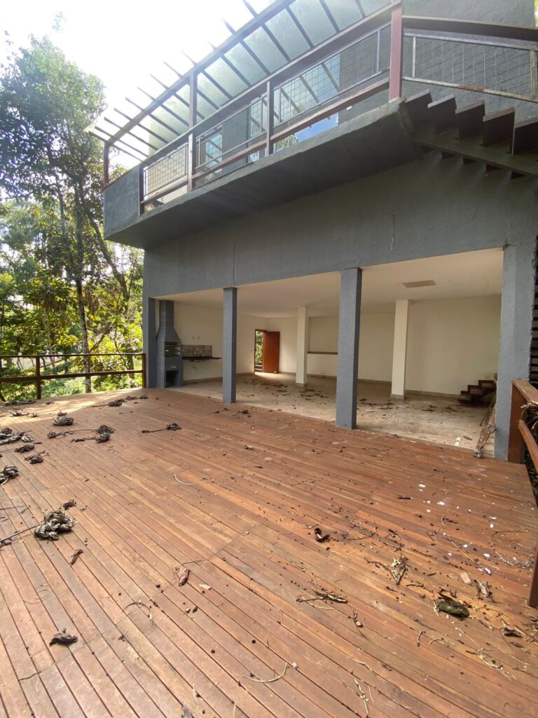 Casa contemporânea com deck, jacuzzi e vista para área de preservação no Condomínio Jardins