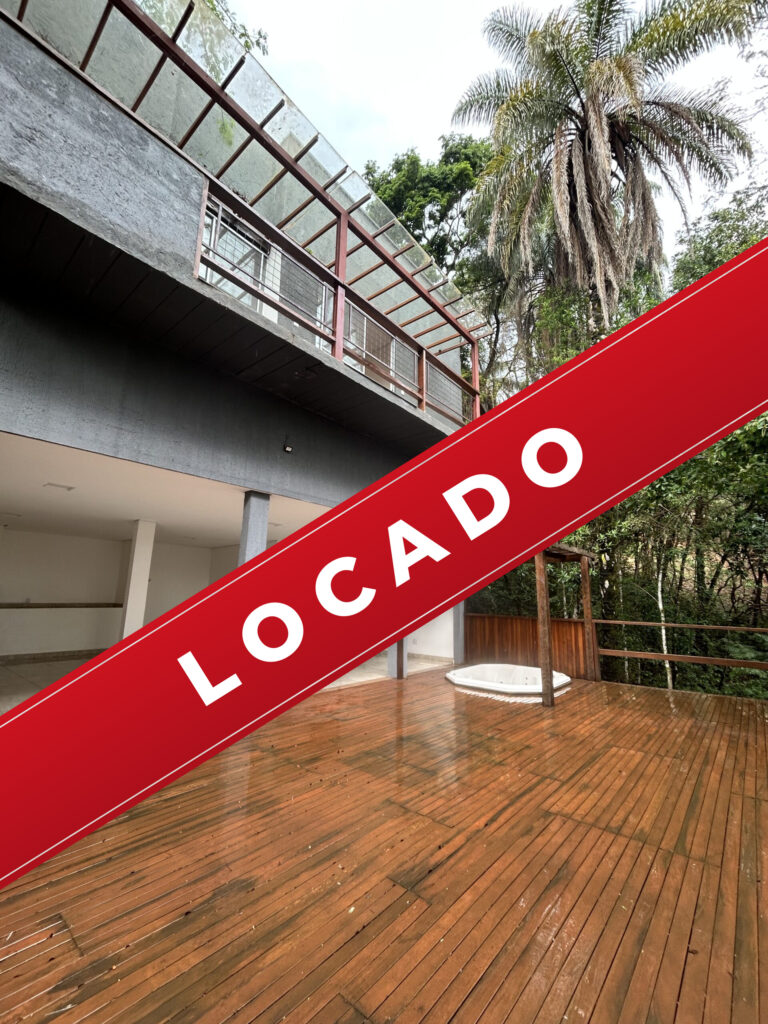 Casa contemporânea com deck, jacuzzi e vista para área de preservação no Condomínio Jardins